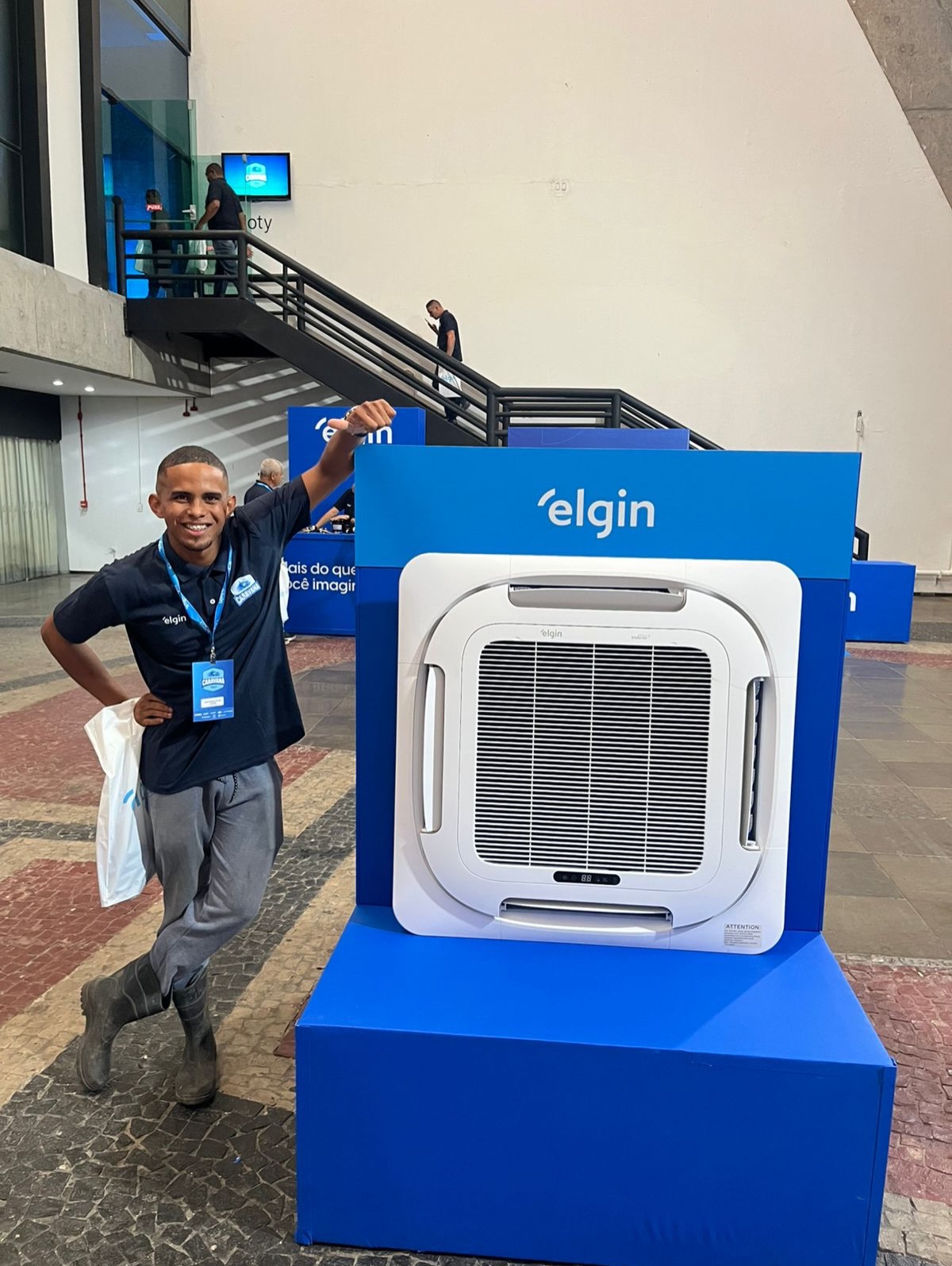 Equipe DL Refrigeração em evento da Elgin com ar-condicionado cassete