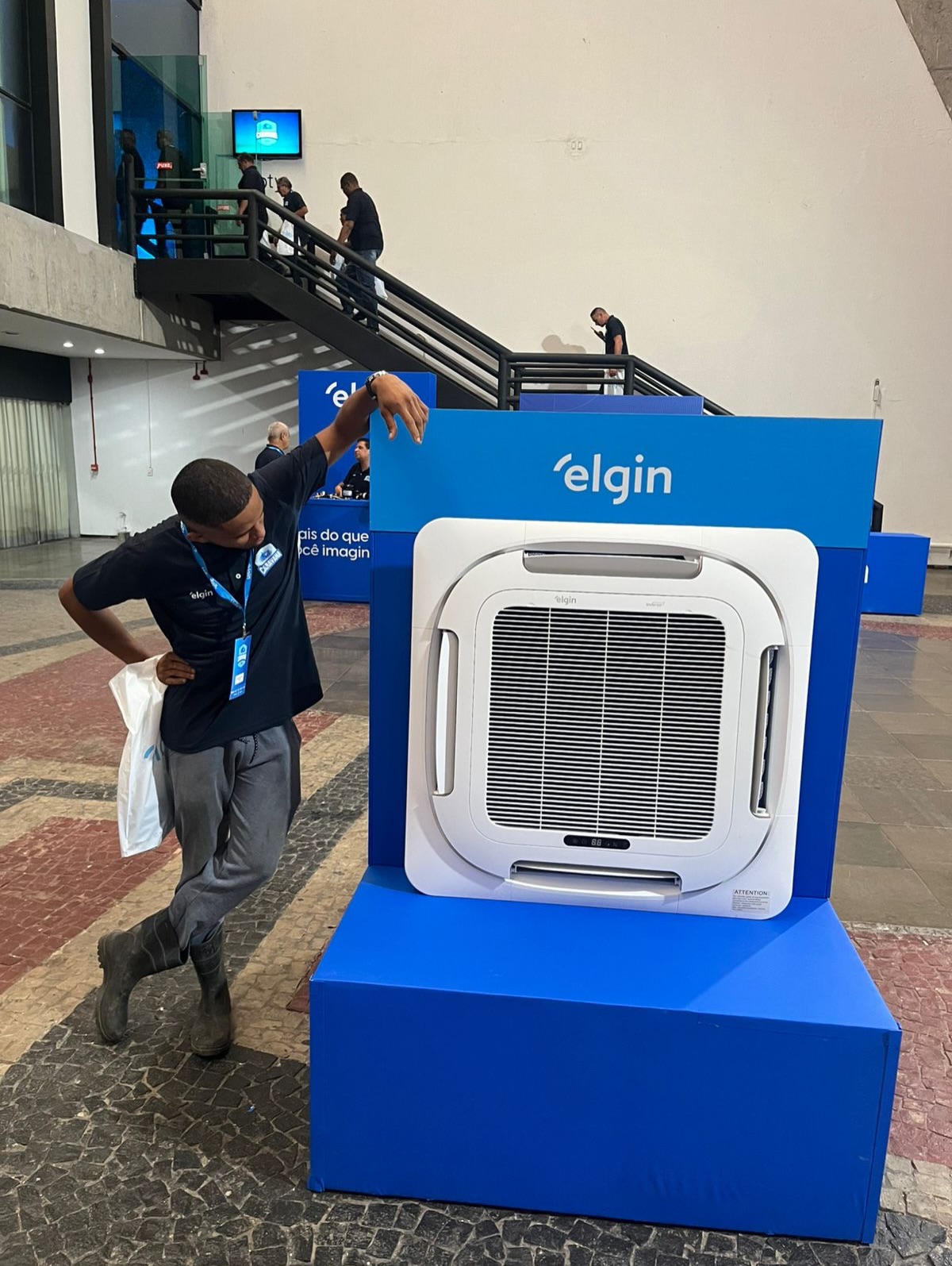 Ar-condicionado cassete Elgin em exposição da marca