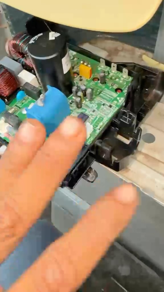 Reparo em placa eletrônica de ar-condicionado
